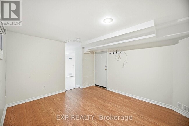 Building Photo - 402 Woodfield Rd.