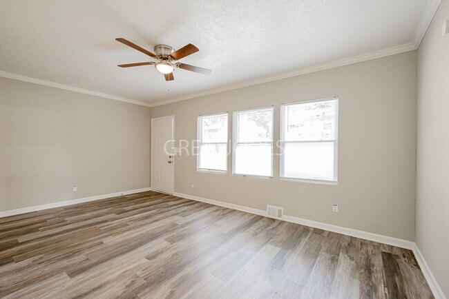 Foto del edificio - REDUCED! - HOLIDAY SPECIAL! SIGN A LEASE B...