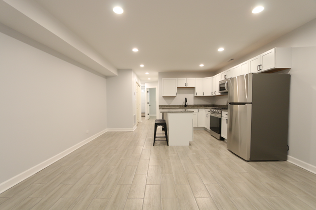 Building Photo - 828 S Oakley Blvd