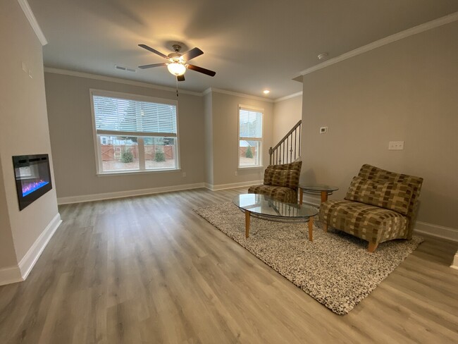 Foto del edificio - 1 Bed 1 Bathroom, New Townhouse, 3rd floor