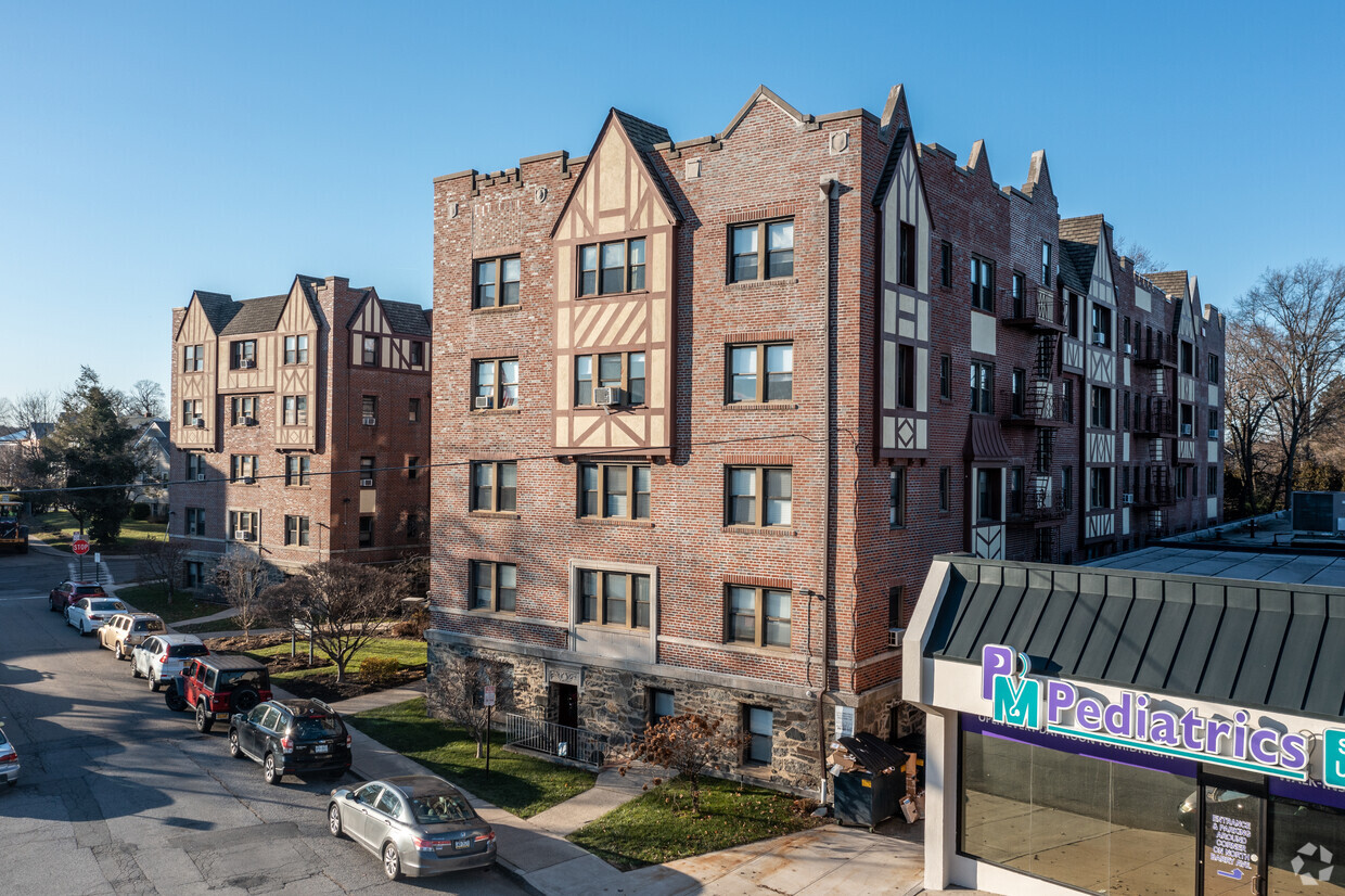 Primary Photo - Evelyn Court Apartment