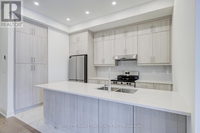 Photo du bâtiment - 3298 Azam Wy