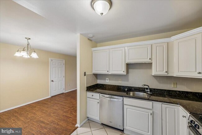 Foto del edificio - 8215 Mallory Terrace
