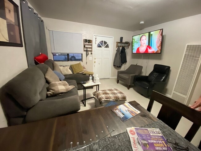 Foto del edificio - Explore this property in Delano - Flexible...