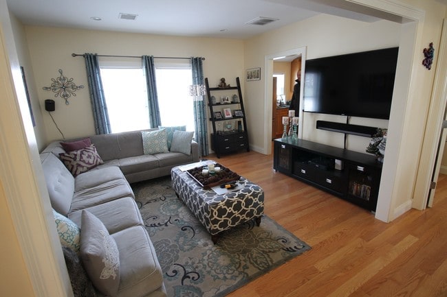 Building Photo - 50 Carleton St