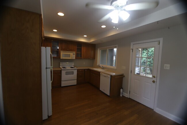 Kitchen - 309 E 6th Ave