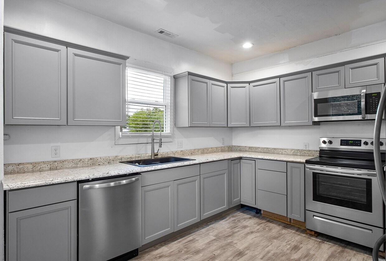 Primary Photo - Stunning 1,500 Sq Ft. 3 Bed / 1 Bath Avail...