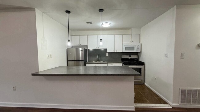 Building Photo - 225 Halladay St