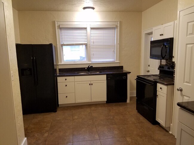 Foto del edificio - 5 bedroom 2 bathroom house in Sorority Row