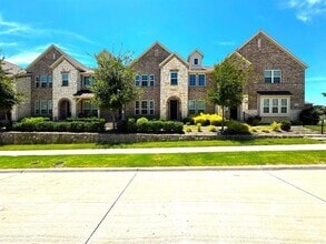 Building Photo - 925 Utica Dr