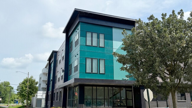 Building Photo - 404 E Clark