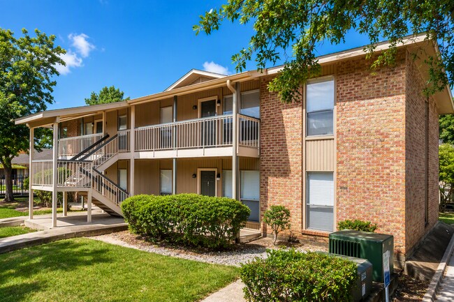 Foto del edificio - Diamond Lakes Apartment Homes