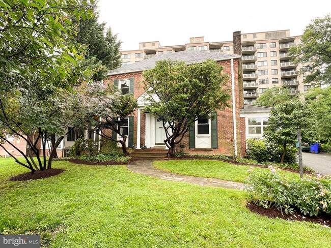 Building Photo - 1004 Noyes Dr