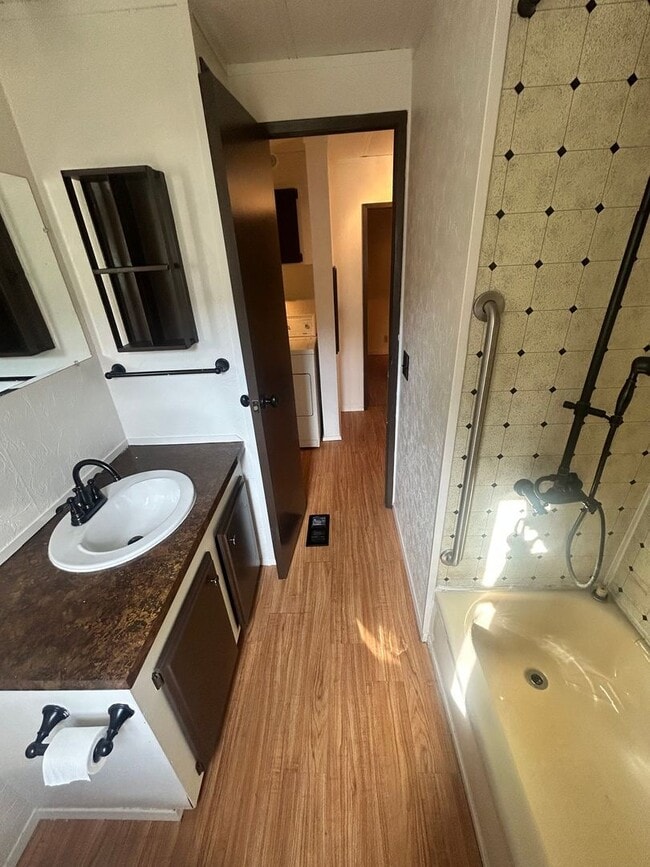 Building Photo - Adorable 2 Bedroom House for Rent in Maple...