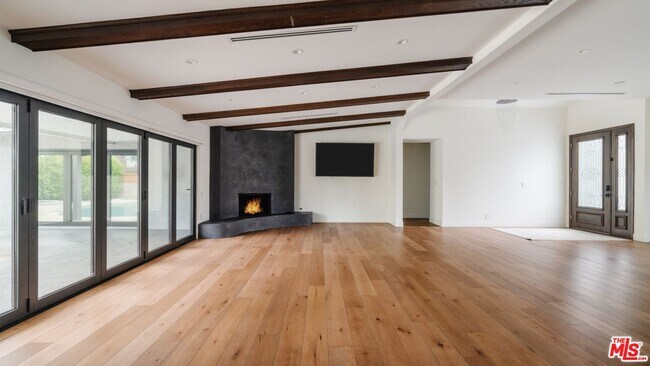 Foto del edificio - 5455 Longridge Ave