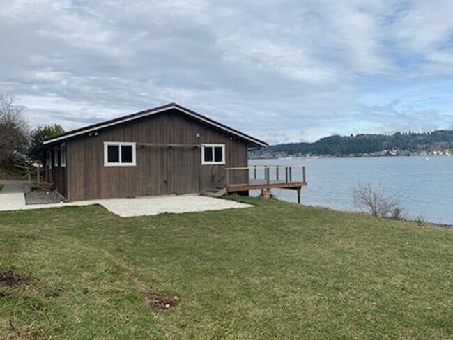 Building Photo - Newly Updated Waterfront Home!
