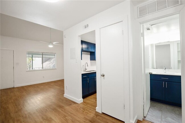 Building Photo - 502 W 35th St