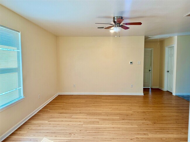 Foto del edificio - 711 Hahlo St