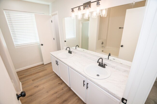 Foto del edificio - 4 Bedroom, 2 Bath, Split Floor Plan, 2 Car...