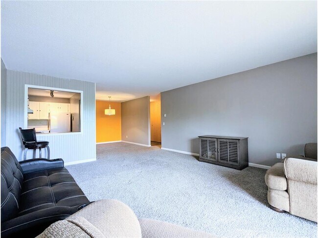 Foto del edificio - 10211 Cedar Lk Rd S