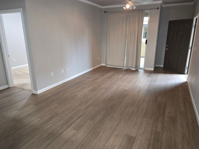 Foto del edificio - AVAILABLE NOW! 3 Bedroom Condo Near The Galleria