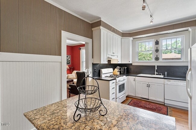 Building Photo - Great half of a duplex!