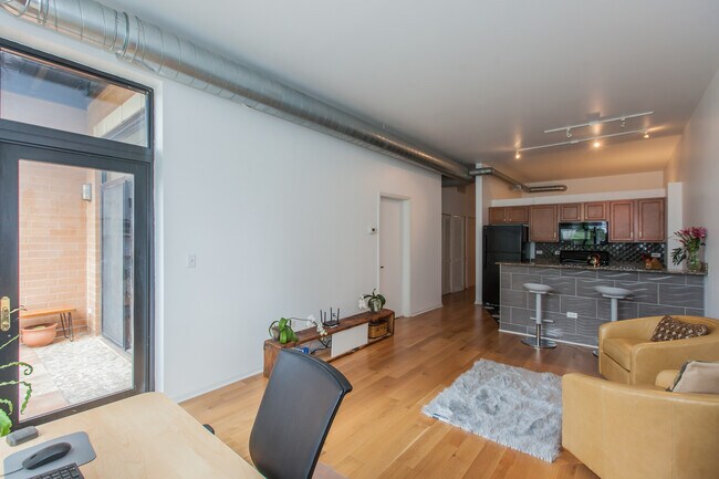 Building Photo - 950 W Leland Ave