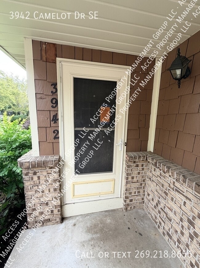 Building Photo - 3942 Camelot Dr SE