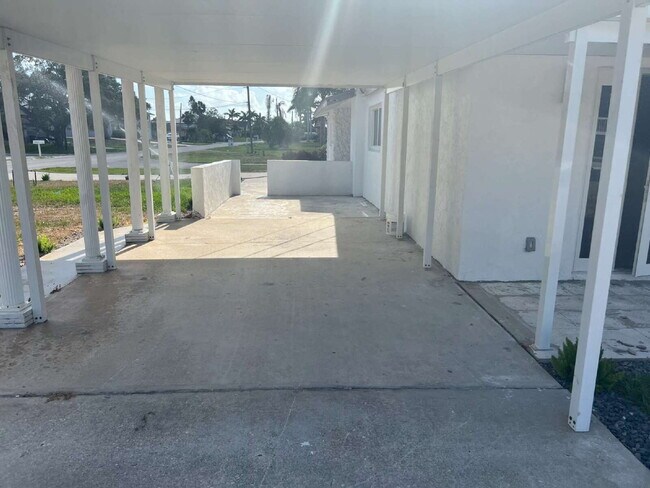 Foto del edificio - "Charming 2-Bed Retreat Waterfront W/Pool ...