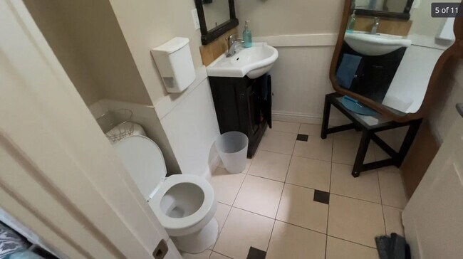 Building Photo - 5 Bed 4 Bathroom Duplex