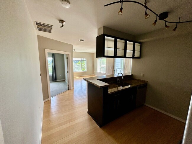 Foto del edificio - Gorgeous 2 bed 2 bath apartment in desirable University District area AVAILABLE NOW!