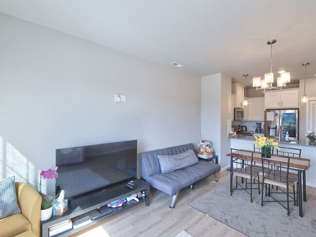 Building Photo - Like New Reed's Crossing Townhouse! Available Now!!