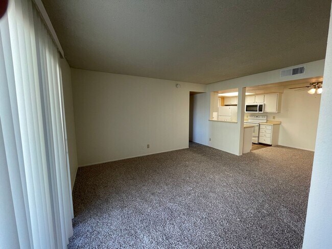 Foto del edificio - 2 Bedroom / 2 Bathroom Apartment in South Reno