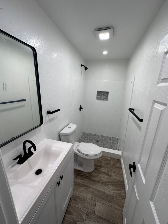 Foto del edificio - 4468 E 4th St