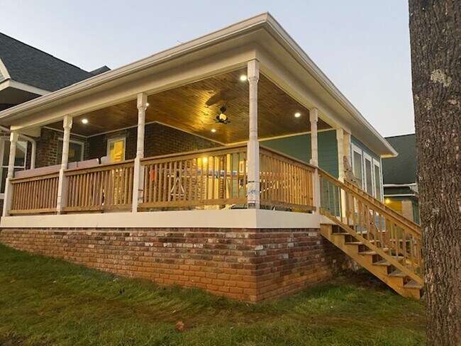 Building Photo - 5BR/3BA Unit in Fort Sanders Duplex | Walk...