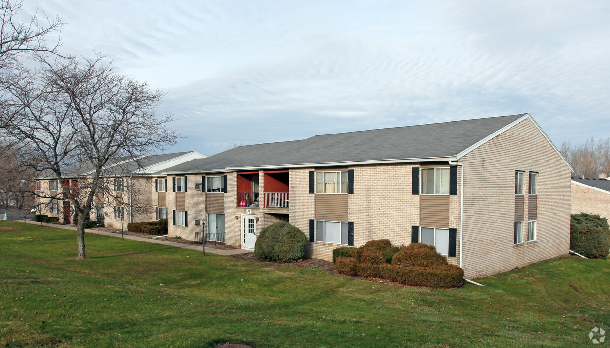 Primary Photo - Fox Run Apartments