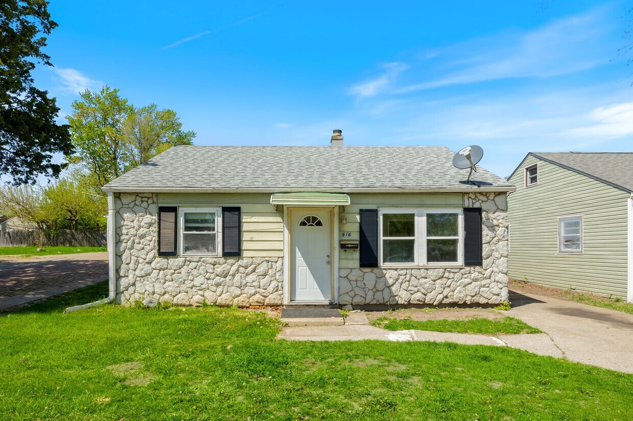 Primary Photo - 916 5th Ave