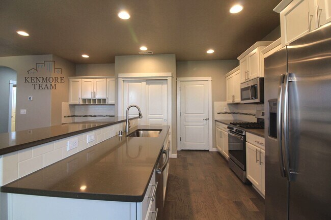Building Photo - 556 Roslyn Ct