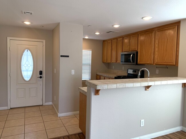 Building Photo - 3 Bedroom House in gated community