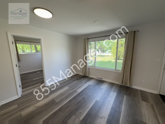 Foto del edificio - Fully Renovated 3-Bedroom Home with Sunroo...