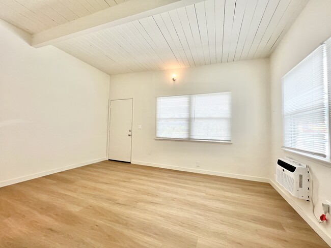 Building Photo - 3213 Primera Ave. Los Angeles, CA 90068