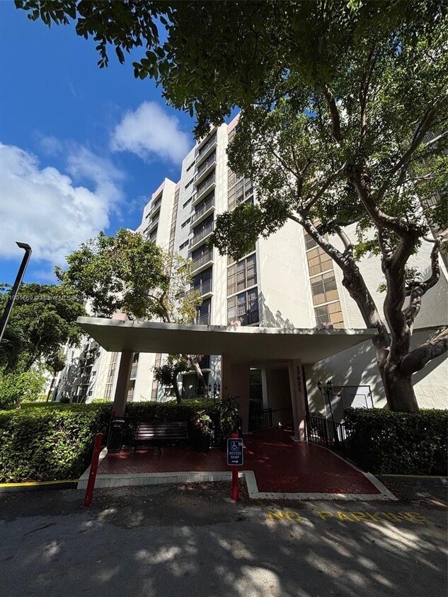 Foto principal - 17011 N Bay Rd