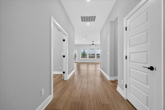 Building Photo - 105 Lantana Cv