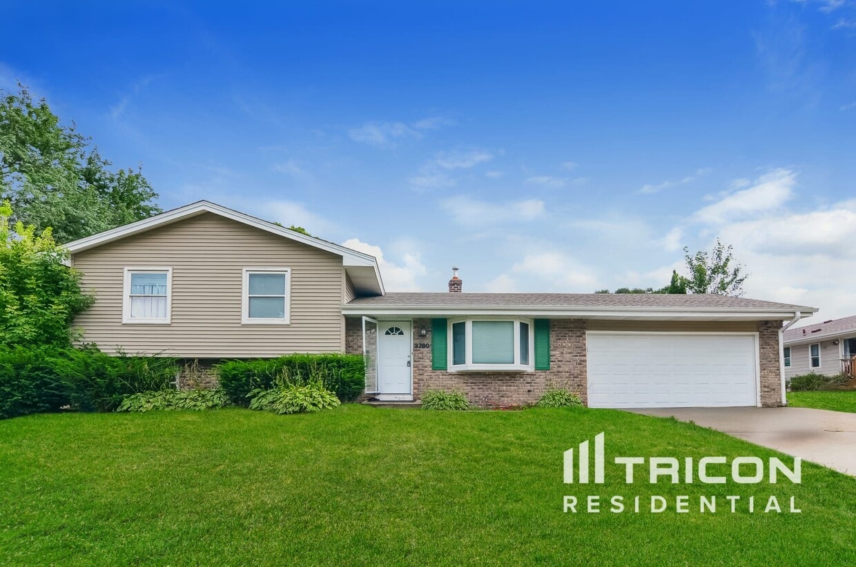 Foto principal - 3760 75th St E