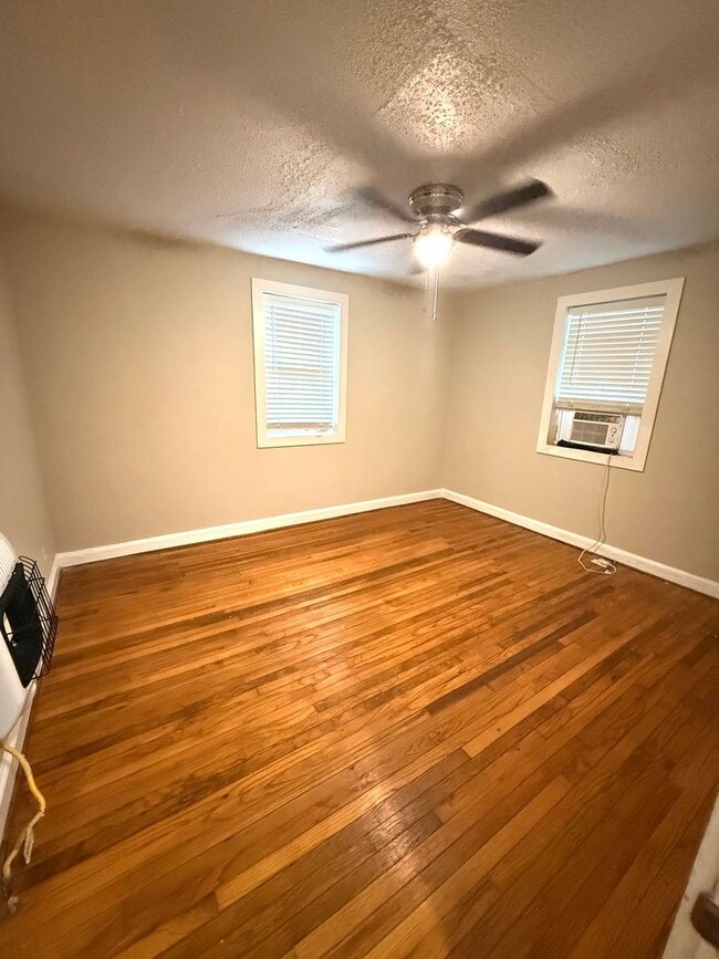 Building Photo - ** 1 Bed 1 Bath located In Capitol Heights...