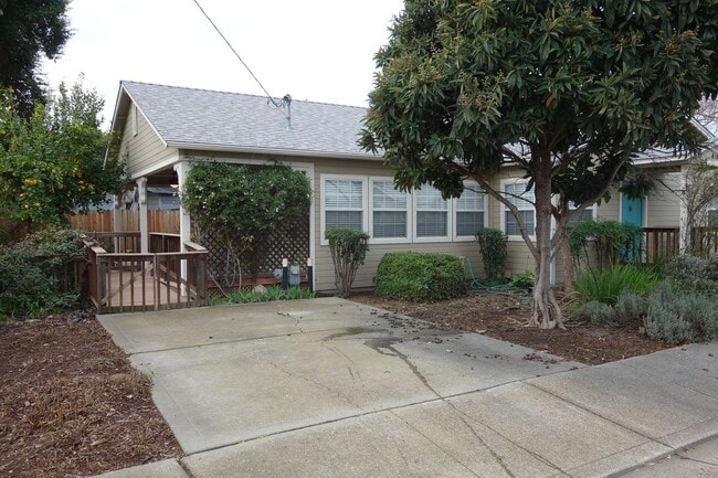 Building Photo - Charming 2 Bedroom in Heart of Downtown