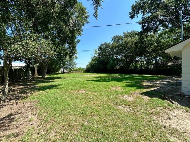 Building Photo - Beautifully Updated Home In Broadmoor Subd...