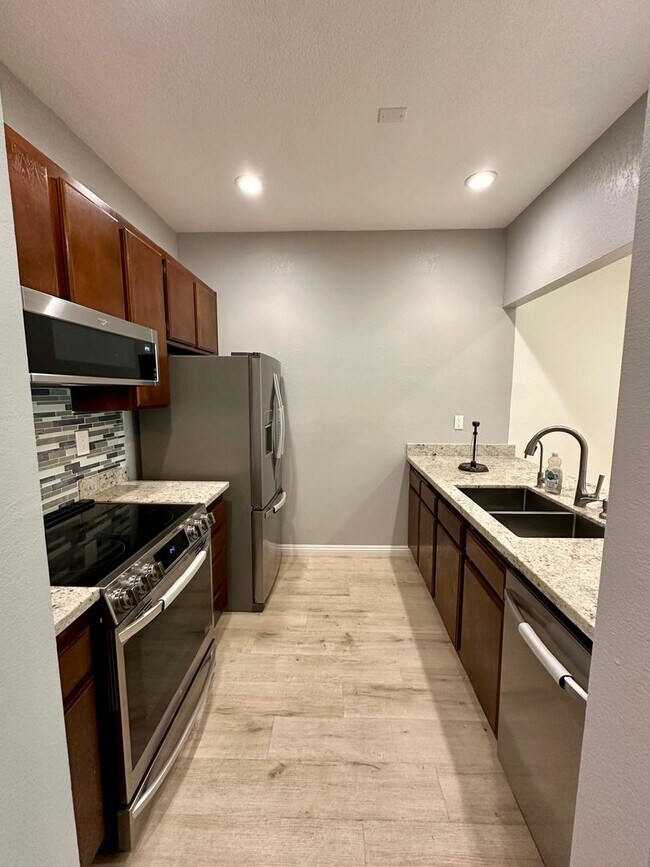 Building Photo - Downstairs Condo with Enclosed Patio
