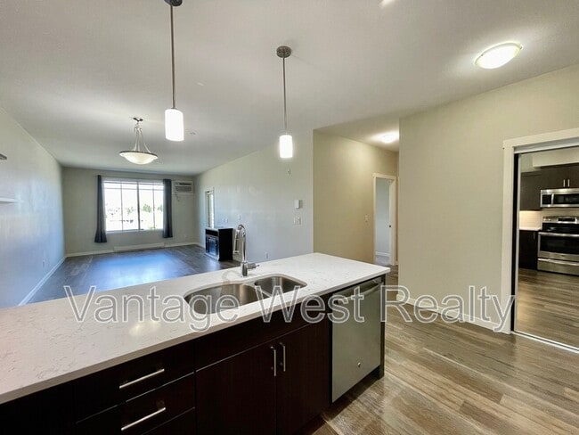 Building Photo - 308-3731 Casorso Road