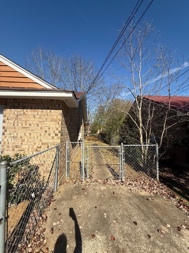 Foto del edificio - ** 3 Bed 2 Bath located in Regency Park ** call 334-366-9198 to schedule a self showing